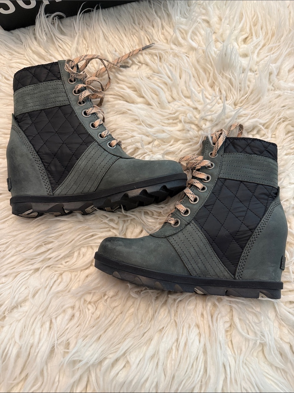 Sorel Women’s Quilted Wedge Boots in gray and Black with baby pink laces Sz 7.5